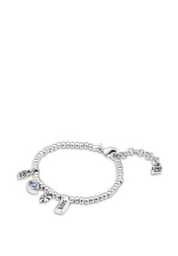 Pulsera de cuentas plateadas con una piedra preciosa azul, charms decorativos y etiquetas grabadas. Incluye un cierre de langosta y una cadena de extensión.