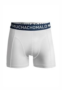 Bele bokserice z oprijetim krojem, ki imajo modro elastično pasnico z oznako "MUCHACHOMALO." Narejene so iz gladkega, elastičnega materiala.