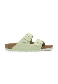 Sandal in suede verde chiaro con due strap regolabili, soletta in sughero e suola in gomma testurizzata per una migliore aderenza.