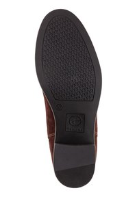 Stivaletto alla caviglia in pelle scamosciata marrone con suola in gomma nera testurizzata, caratterizzato da una forma affusolata e dettagli di cuciture minime. Taglia 37 impressa sulla suola.