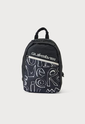 Sac à dos Quiksilver noir avec des lettres blanches abstraites sur la poche avant et la poignée supérieure sur fond uni.