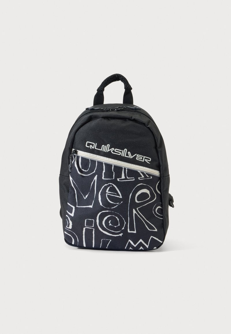 Μαύρο σακίδιο Quiksilver με άσπρα αφηρημένα γράμματα στην μπροστινή τσέπη και το επάνω χερούλι, σε μονόχρωμο φόντο.