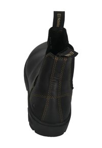 Botín negro de cuero hasta el tobillo con punta redondeada, laterales elásticos, costuras en contraste y lengüeta en la parte trasera. Textura suave.