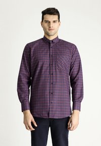 Camicia a maniche lunghe a quadri con colletto button-down, caratterizzata da un motivo a scacchi viola e rosso, una tasca sul petto e texture del tessuto.