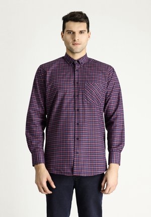 Langsleeve geruit overhemd met een button-down kraag, met een paars en rood ruitpatroon, een borstzak en textuur van de stof.