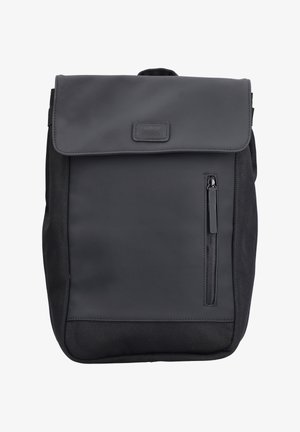 Sac à dos rectangulaire noir avec rabat avant, poche zippée verticale et côtés et fond en tissu.