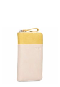 Rechthoekige leren portemonnee met polsband, in kleurvlakken van lichtroze en mosterdgeel, met reliëfbranding op de voorkant.