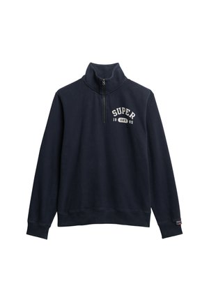 Sudadera de media cremallera en color azul marino, fabricada en tejido suave. Presenta un gráfico en blanco con la palabra "SUPER" y una impresión de fecha en el pecho. Puños y dobladillo de canalé.