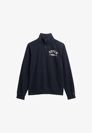 Marineblauwe kwart-ritssweater van zachte stof. Heeft een witte "SUPER" grafisch ontwerp en datumbedrukking op de borst. Geribbelde manchetten en zoom.