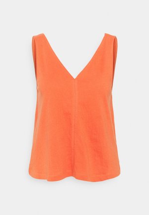 Top naranja sin mangas para mujer con escote en V y ajuste holgado, mostrado sobre un fondo liso de color gris claro.