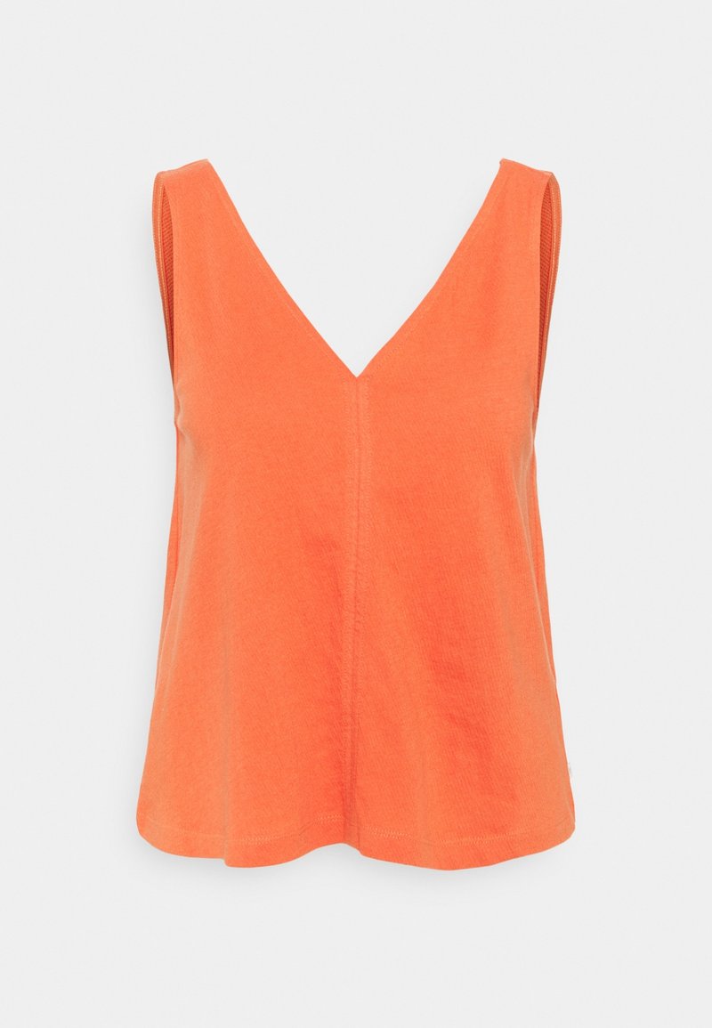 Haut sans manches orange pour femme avec un col en V et une coupe ample, présenté sur un fond gris clair uni.