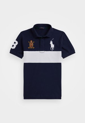 Navy polo paita, jossa on valkoinen vaakasuora raita. Varustettu brodeeratulla logolla, numerolla 3 ja hevoshahmolla. Valmistettu puuvillasta, klassisella kauluksella.