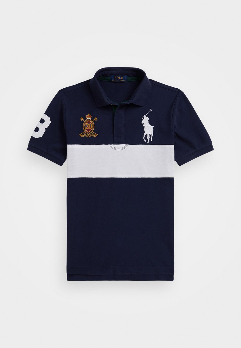 Polo shirt bleu marine avec une rayure horizontale blanche. Présente un logo brodé, le numéro 3 et un motif de cavalier. Fabriqué en coton avec un col classique.