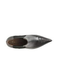 Pump nera in pelle, con punta affusolata, dalla superficie liscia e design minimalista. Presenta uno stile slip-on e un logo discreto all'interno.