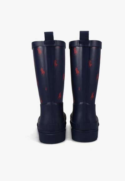 Bottes de pluie en caoutchouc bleu marine avec motif de logo de cheval rouge, tige haute, semelle plate et languettes à l'arrière pour un enfilage facile. Texture lisse.