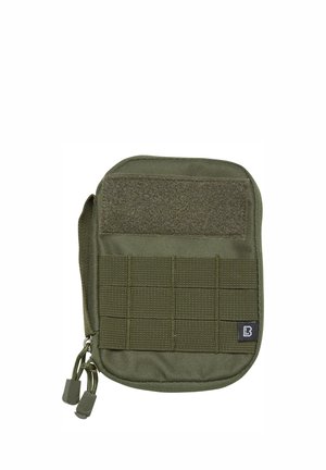 Olīvu zaļš taktiskais maisiņš, izgatavots no izturīgas auduma. Aprīkots ar Velcro plāksteri, režģveida siksnām, rāvējslēdzēja aizdari un izšuvumu ar logo. Kompakts dizains.