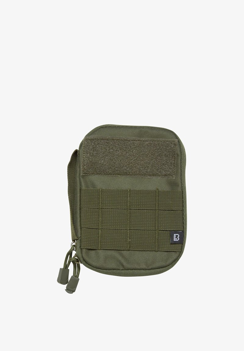 Taktička torbica maslinaste boje izrađena od izdržljive tkanine. Ima Velcro patch, mrežicu za pričvršćivanje, zatvaranje na munje i ušiveni logo. Kompaktni dizajn.