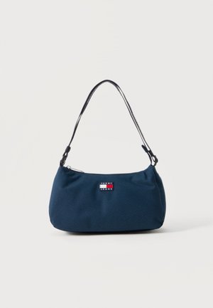 Piccola borsa a tracolla blu navy con una tracolla nera e una patch con il logo Tommy Jeans al centro anteriore.