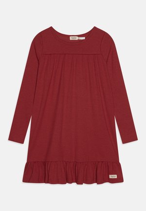 Robe pour enfant à manches longues, de couleur rouge foncé, avec col rond et ourlet volanté, en tissu côtelé.