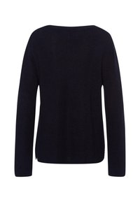 Dunkelblauer gestrickter Pullover mit langen Ärmeln, weitem Halsausschnitt und seitlichen Schlitzen am Saum, der ein strukturiertes, grobestricktes Muster zeigt.