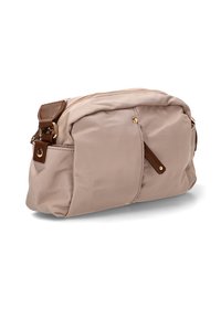 Bolso de nailon beige con cierre en la parte superior, detalles en cuero marrón y un bolsillo lateral. Presenta herrajes en tono dorado y un acabado suave y texturizado.