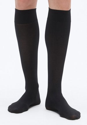 Șosete negre până la genunchi, realizate dintr-un material neted și elastic, de culoare uniformă, fără modele sau accente. Prezintă o margine moale în partea superioară.