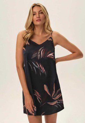 Czarna sukienka w kwiatowy wzór w odcieniach różu i zieleni. Posiada luźny krój, cienkie ramiączka oraz gładką, satynową fakturę.