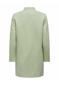 Abrigo verde largo, patrón de espiga, cuello clásico, mangas largas, tela texturizada, color sólido y diseño hasta la rodilla.