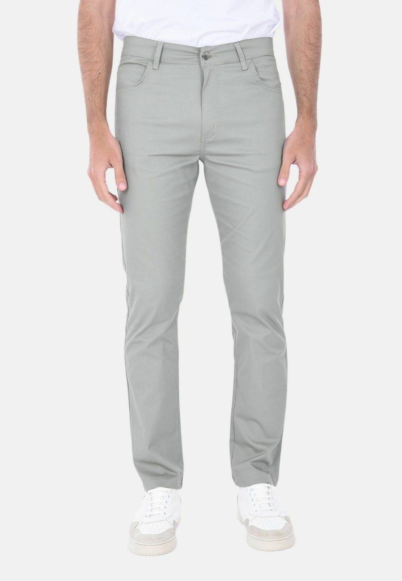 Pantaloni grigi chiari con un design slim-fit, realizzati in tessuto elasticizzato, dotati di tasche frontali e chiusura con un singolo bottone.