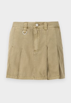 Jupe en denim vert olive clair avec quatre plis plats, une fermeture à bouton à l'avant et un accent en boucle en métal sur la taille.