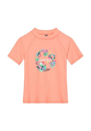 Chemise corail à manches courtes avec un col rond, présentant un motif coloré de couronne tropicale avec des toucans, des feuilles, des fleurs, et le mot « été » au centre.