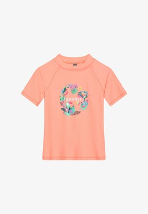 Maglietta a maniche corte color corallo con scollo rotondo, caratterizzata da un design con una ghirlanda tropicale colorata con tucani, foglie, fiori e la parola "estate" al centro.