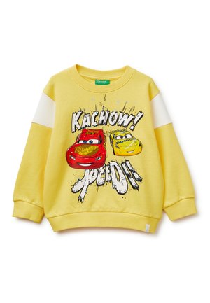 Felpa gialla da bambini con strisce bianche sulle maniche, con automobili da corsa rosse e gialle e testo in grassetto "Kachow! Speed on!" sul davanti.