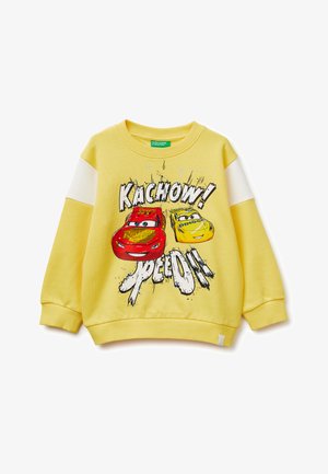 Gelber Kinder-Sweatshirt mit weißen Streifen auf den Ärmeln, mit roten und gelben Rennwagen und fettem Text "Kachow! Speed on!" auf der Vorderseite.