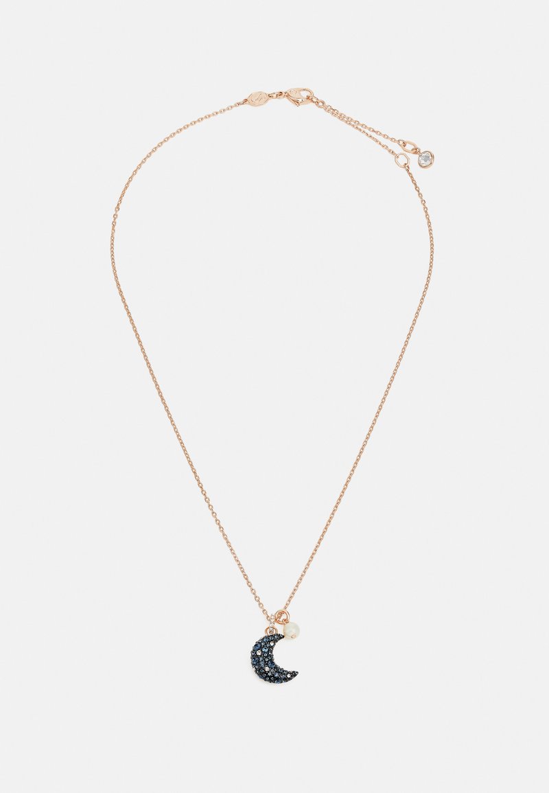 Collier en or rose avec un pendentif en forme de croissant de lune orné de pierres bleues et d'une petite perle blanche. Chaîne délicate avec longueur ajustable.