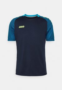 Marineblaues Sporthemd mit kurzen Ärmeln, gemusterte blaue Akzentuierungen an den Schultern und ein neon-gelbes "JAKO"-Logo auf der Vorderseite. Weicher, atmungsaktiver Stoff.
