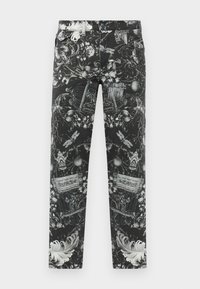 Jeans negros con intrincados patrones florales y ornamentales en gris. Diseño de cinco bolsillos con cierre de cremallera y botón.