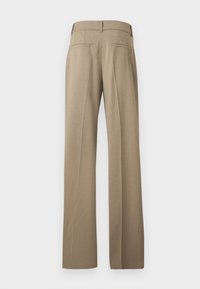 Pantalons marron clair avec une texture lisse et fine, présentant une coupe droite, des poches arrière et une taille ajustée.