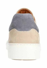 Sneaker met een grijze suède bovenkant en een beige leren hiel, met een witte rubberen zool. Geperst logo en textuurdetails op de hiel.