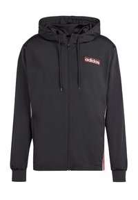 Svart zip-jacka med huva, tillverkad av slätt tyg. Har en röd Adidas-logga på bröstet och subtila vita sidodetaljer.