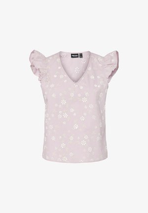 Blouse florale rose clair avec col en V et manches courtes volantées, présentant de petits motifs marguerite et une étiquette de marque "Pieces" à l'intérieur du col.