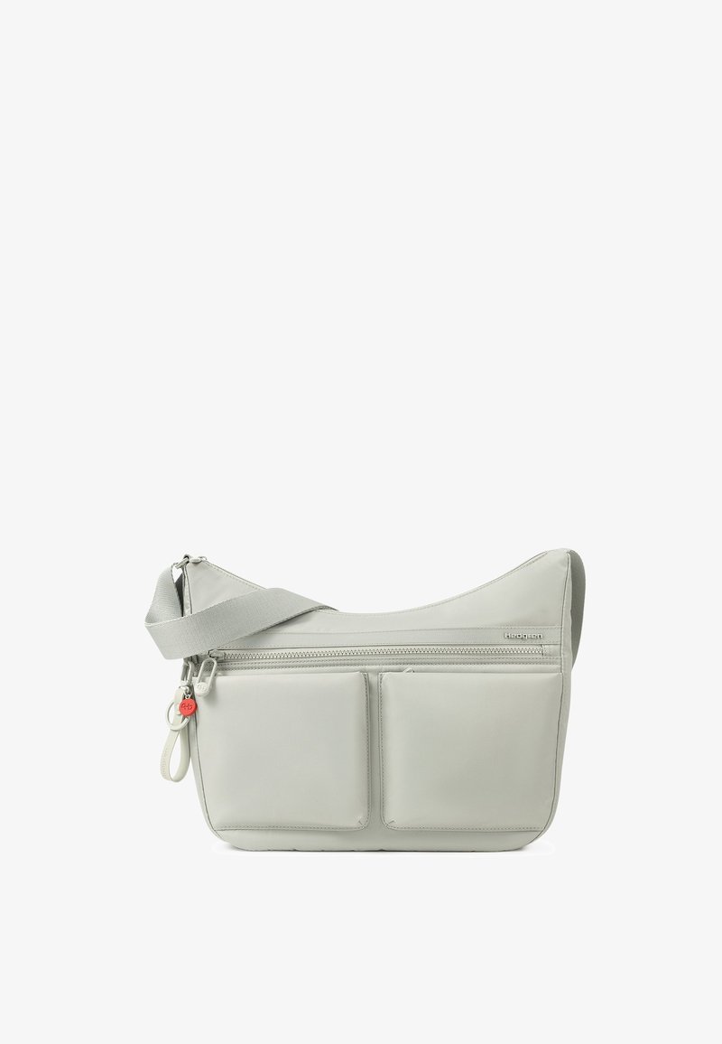 Sac à bandoulière gris clair avec deux poches avant, un compartiment zippé, une sangle réglable et une petite tirette de fermeture éclair rouge.
