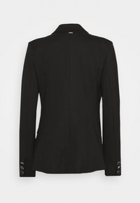 Blazer noir sur mesure à manches longues, avec détails de couture dans le dos et trois boutons décoratifs sur chaque poignet.
