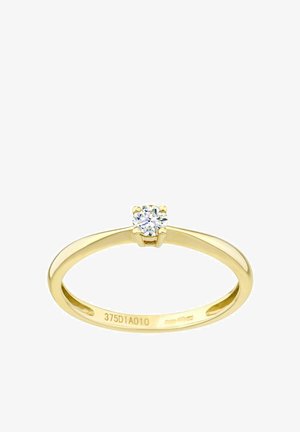 Anello in oro giallo con diamante rotondo incastonato in un montaggio a sei griffes. Banda liscia con finitura lucida. Interior e inciso con marchi.