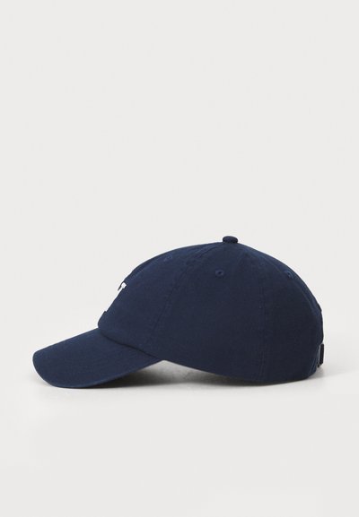 Marineblaue Baumwollmütze mit gekrümmtem Schirm und gesticktem Logo. Verfügt über Belüftungslöcher und einen verstellbaren Riemen auf der Rückseite.