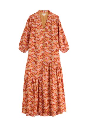 Ilga geltona suknelė su raudonų ir rožinių gėlių raštu, V formos iškirpte, trijų ketvirčių pūstomis rankovėmis ir sluoksniuotu sijonu.