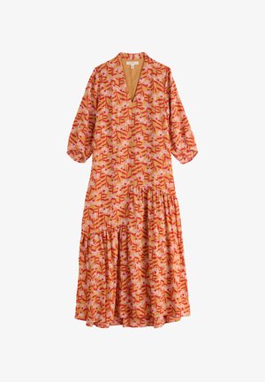 Hosszú sárga ruha piros és rózsaszín virágmintával, V-nyakkivágással, háromnegyedes, buggyos ujjakkal és réteges szoknyával.