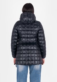 Giubbotto imbottito nero con design trapuntato, cappuccio, vita regolabile con cordino e maniche lunghe, caratterizzato da una texture lucida e liscia.