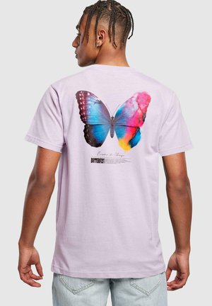 Lila T-Shirt mit einem großen, bunten Schmetterlingsmotiv auf dem Rücken, mit blauen, rosa und gelben Spritzern; runder Halsausschnitt, kurze Ärmel.