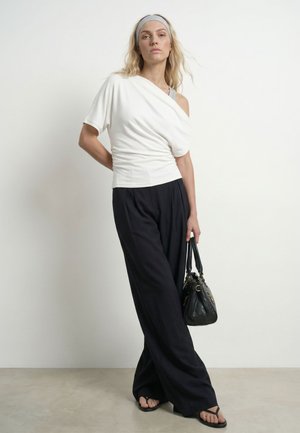 HYPEDROP, Off-shoulder HDEMMA DRAPED - T-Shirt print - white